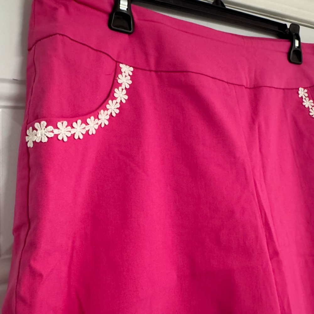 Hot Pink Bermuda Shorts with White Detail Trim Pockets NWOT Size 16 Stretch Fit
